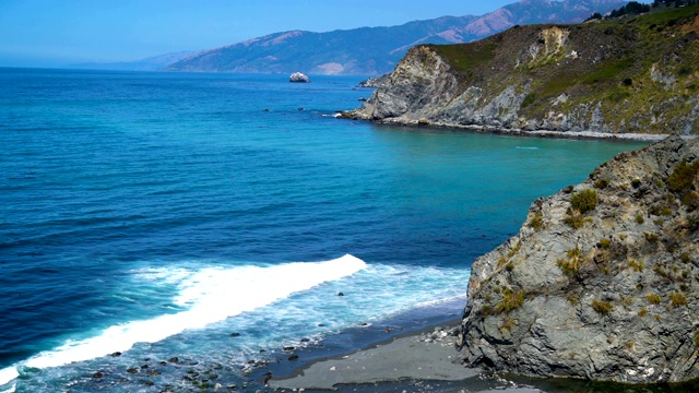 海浪冲击着空旷的海滩，俯瞰着加利福尼亚的大苏尔视频素材