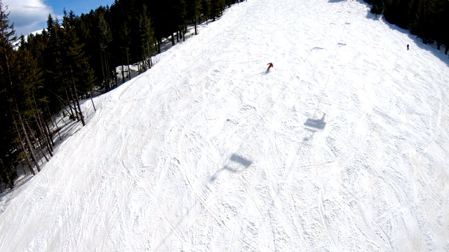 空中滑雪缆车pov。在保加利亚班斯科度假胜地的皮林斜坡上滑雪，慢动作视频素材