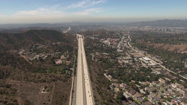 加州格兰岱尔山脉环绕的道路鸟瞰图视频素材