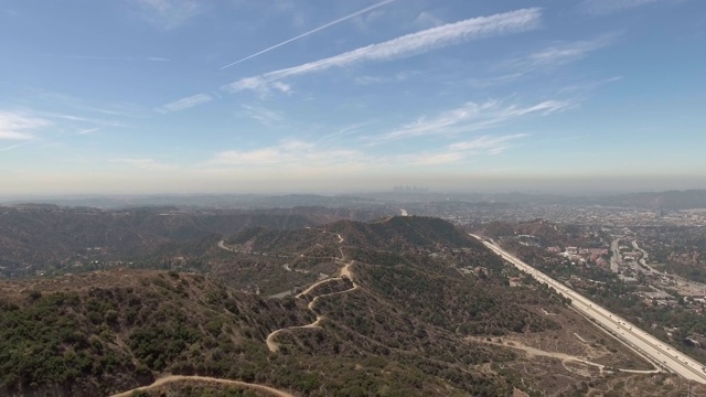 航拍附近和山脉在格兰岱尔，CA视频素材