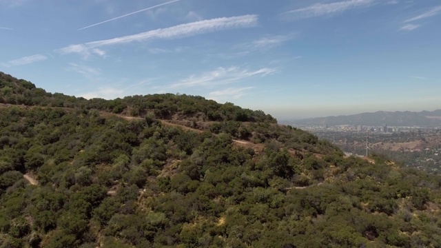 低空拍摄的山脉和道路在格伦代尔，加利福尼亚视频素材