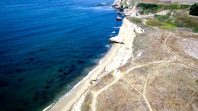 在太平洋海岸高速公路上沿北加州悬崖的无人机拍摄视频素材