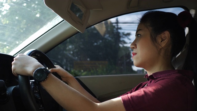 女人驾驶汽车视频素材