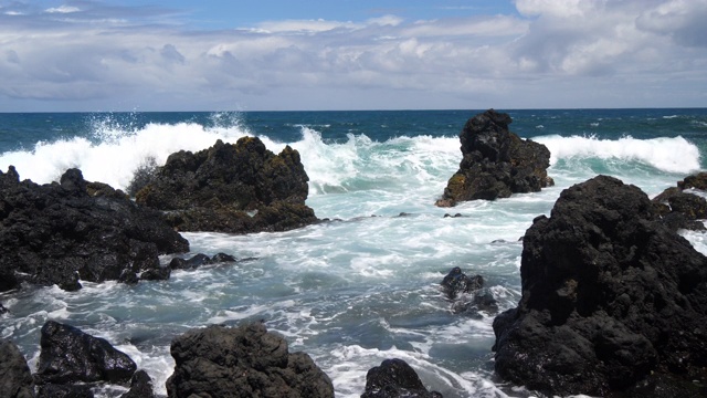 海浪冲击着毛伊岛海岸的岩石视频素材