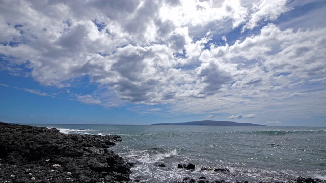 广角隐蔽的岩石夏威夷海滩在毛伊岛视频素材