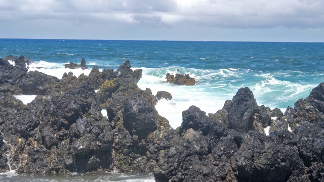 在夏威夷海岸，海浪撞击着熔岩视频素材