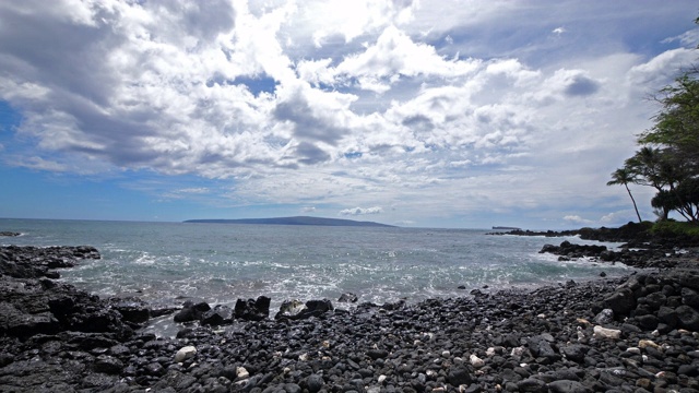 广角隐蔽的岩石夏威夷海滩在毛伊岛视频素材