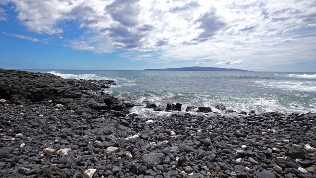 广角隐蔽的岩石夏威夷海滩在毛伊岛视频素材