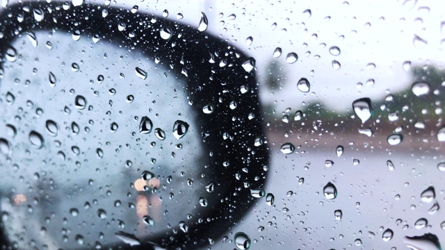 雨点——水顺着车窗玻璃流下来视频下载