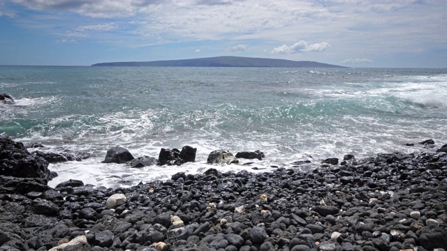 广角隐蔽的岩石夏威夷海滩在毛伊岛视频素材