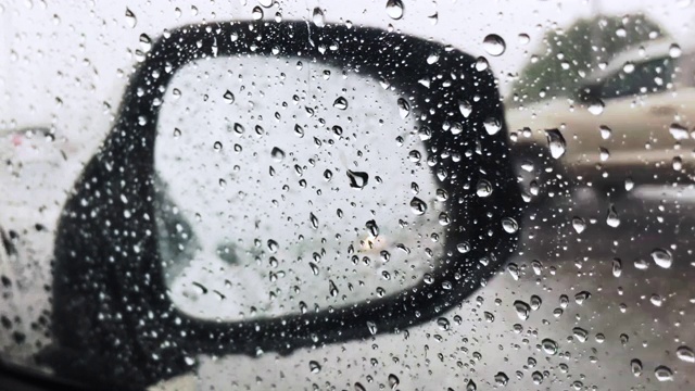 雨点——水顺着车窗玻璃流下来视频素材