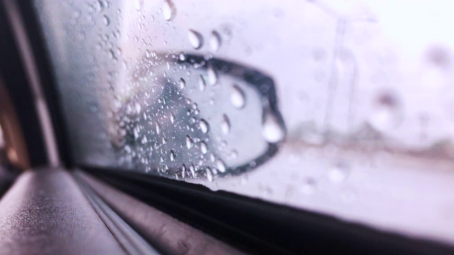 雨点——水顺着车窗玻璃流下来视频素材