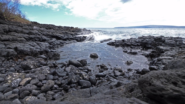 在毛伊岛与世隔绝的洛基夏威夷海滩视频素材