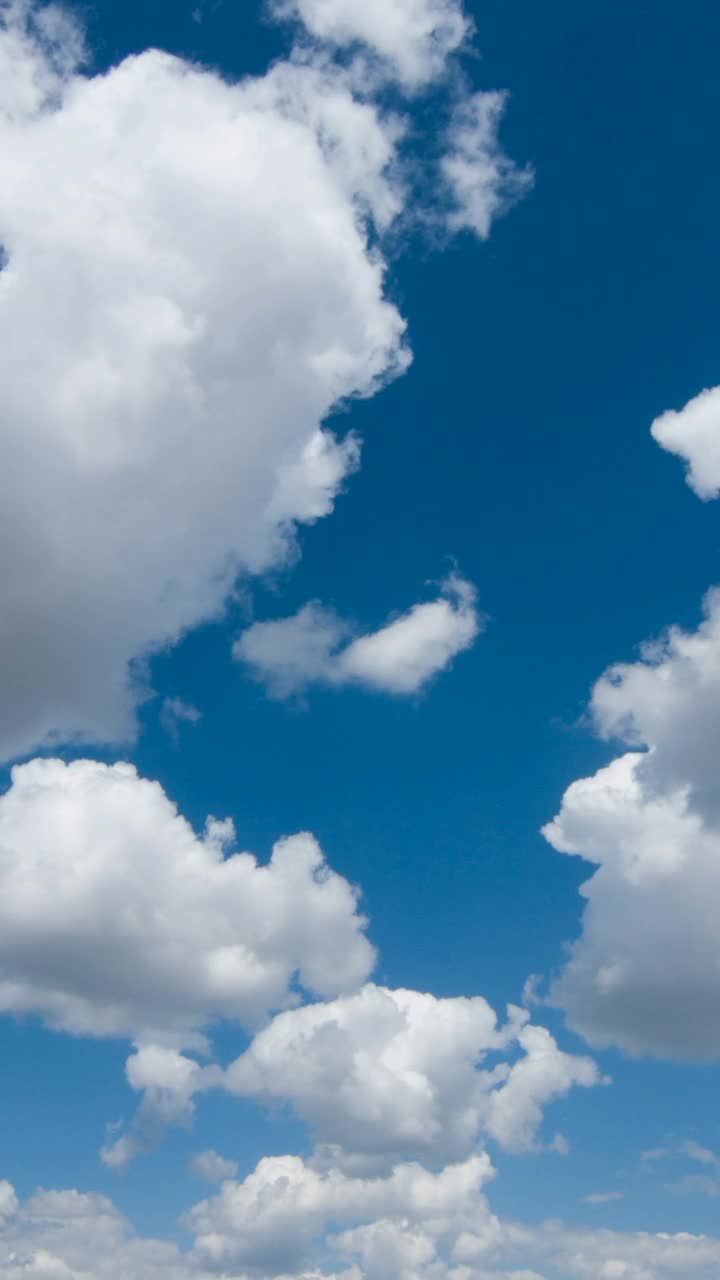 垂直多云天空时间流逝视频素材