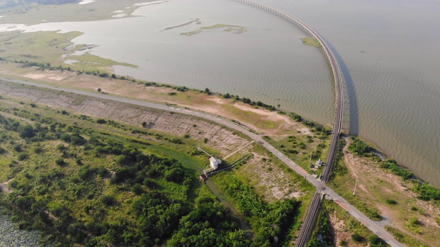 无人机拍摄的鸟瞰图与一条大河的乡村边的道路风景视频素材