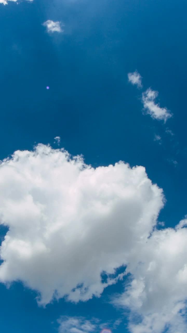 垂直多云天空时间流逝视频素材