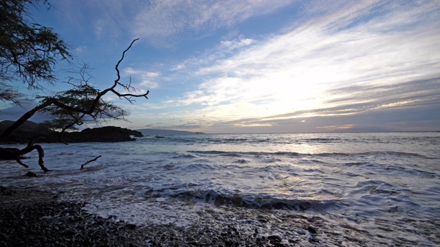 日落时分，海浪拍打着毛伊岛的岩石海滩视频素材