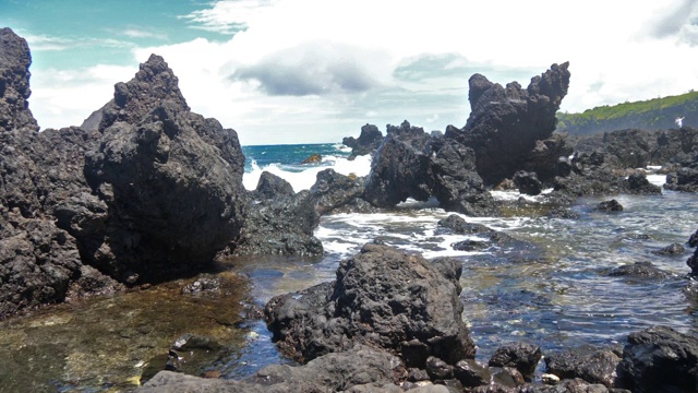 沿毛伊岛海岸的熔岩岩潮池特写，每秒60帧视频素材