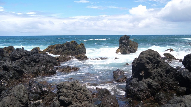 广角观看岩石潮池与海浪撞击视频素材