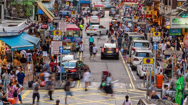 在香港九龙旺角的花园跳蚤市场，游客散步和购物视频素材