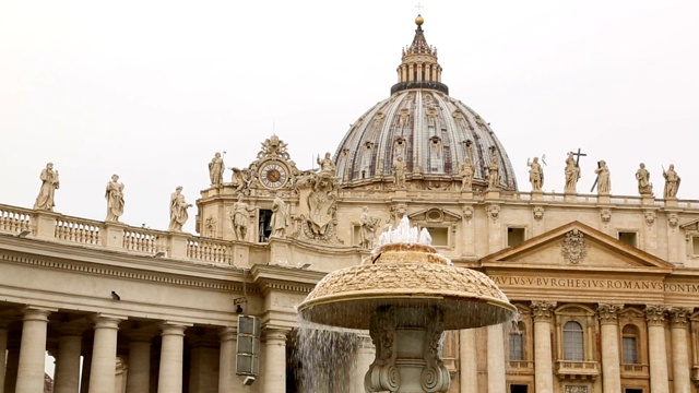 梵蒂冈著名的圣彼得大教堂柱廊视频素材