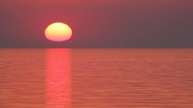 夕阳落在海面上，宁静的夏日景象视频下载