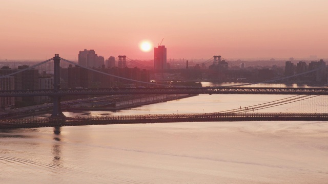 纽约市上空升起的太阳鸟瞰图。视频素材