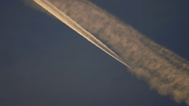 飞机在天空中，夕阳反射着太阳视频素材