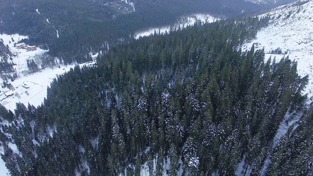 冬季山脉的鸟瞰图视频素材