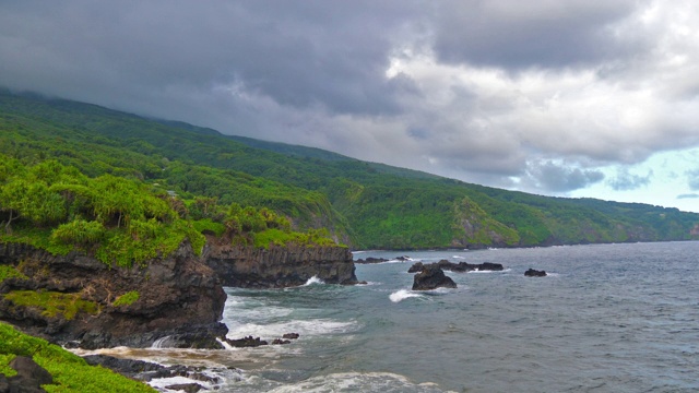 俯瞰沿毛伊岛海岸线的海浪高角度视图视频素材