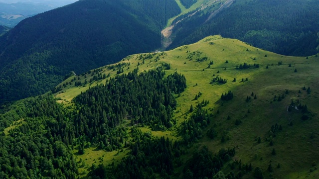 从空中拍摄美丽的山景——科帕尼克山视频素材