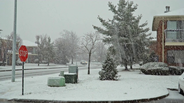 冬天的雪覆盖了一个居民区，在大面积的睡眠区，暴风雪降下雪花视频素材