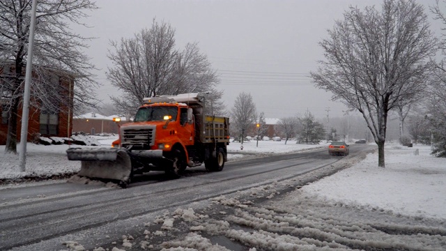 除雪机在冬天清理街道上的积雪视频素材