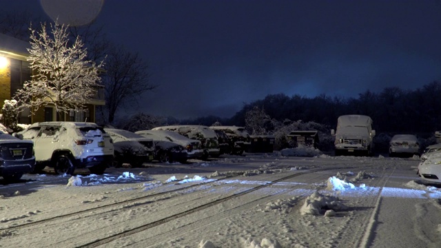 冬夜的雪落在小镇上，小镇在晚上又下雪了视频素材