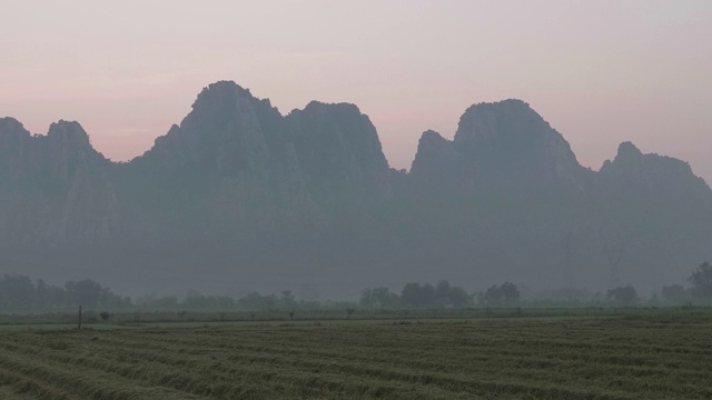 泰国Nakhonsawan省Khao No的日落景观视频素材