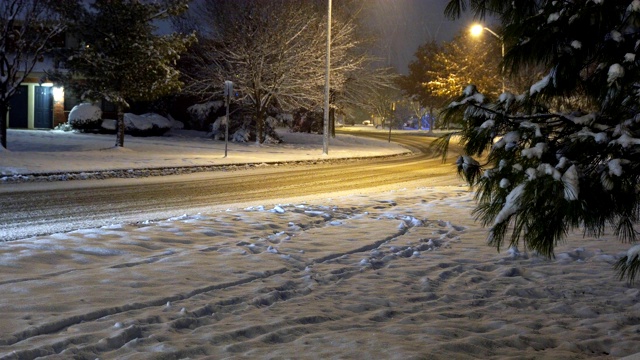 美丽的冬夜自然景观与新鲜的雪和灯笼在住宅区在下雪期间。视频素材