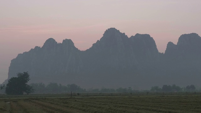 泰国Nakhonsawan省Khao No的日落景观视频素材