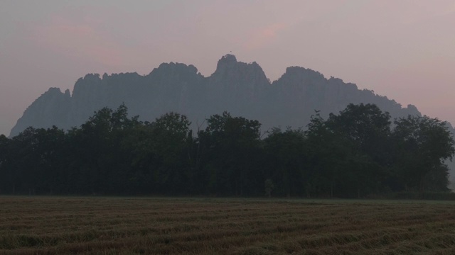 泰国Nakhonsawan省Khao No的日落景观视频素材