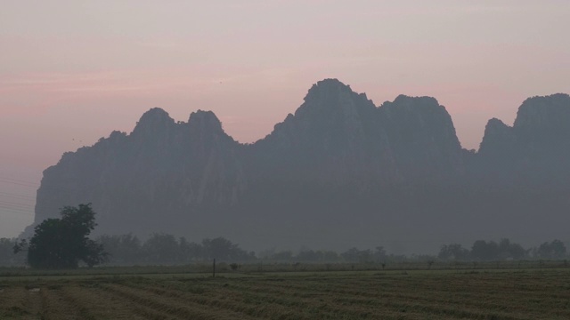 泰国Nakhonsawan省Khao No的日落景观视频素材