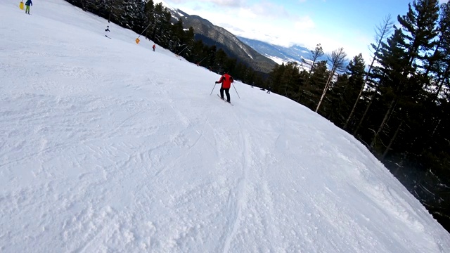 一名业余滑雪爱好者在保加利亚班斯科的希里加尼克滑雪场滑雪，这是世界滑雪杯胜地视频素材