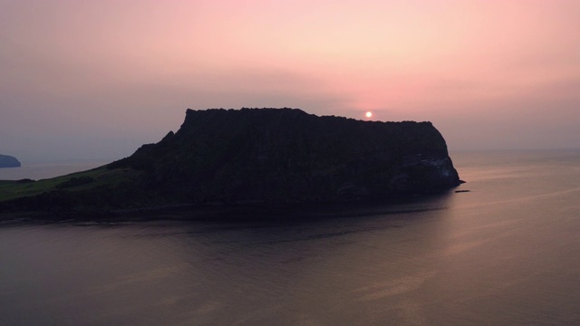 韩国济州岛Seongsan Ilchulbong自然保护区的日出景色视频素材