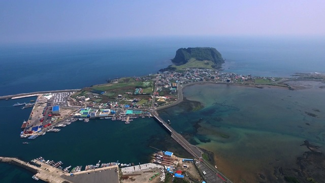 韩国济州岛Seogwipo城山港和城山一楚峰自然保护区视频素材