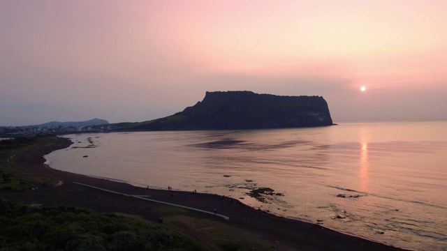 韩国济州岛Seongsan Ilchulbong自然保护区的日出景色视频素材