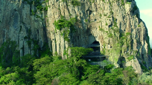 韩国济州岛三邦山/西浦的三邦居洞视频素材