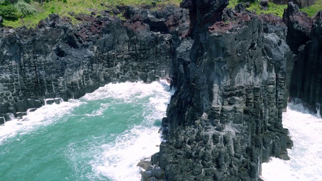 韩国济州岛大浦三山全里崖(玄武岩柱)/西浦视频素材