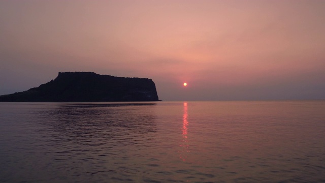 韩国济州岛Seongsan Ilchulbong自然保护区的日出景色视频素材