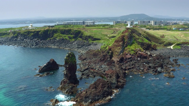 Seondol(锋利的岩石)附近的悬崖，Seopjikoji / Seogwipo，济州岛，韩国视频素材