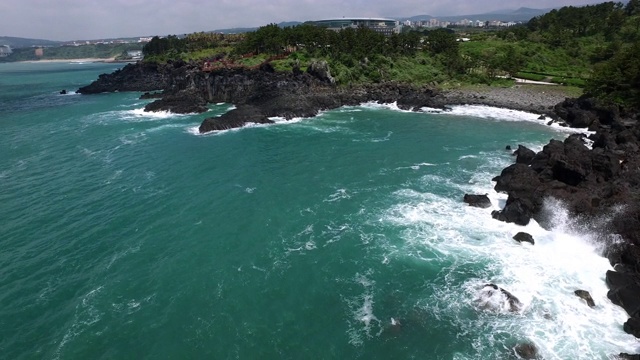 韩国济州岛大浦三山全里崖(玄武岩柱)/西浦视频素材