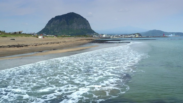 韩国济州岛，三班山/西浦附近的海滩视频素材