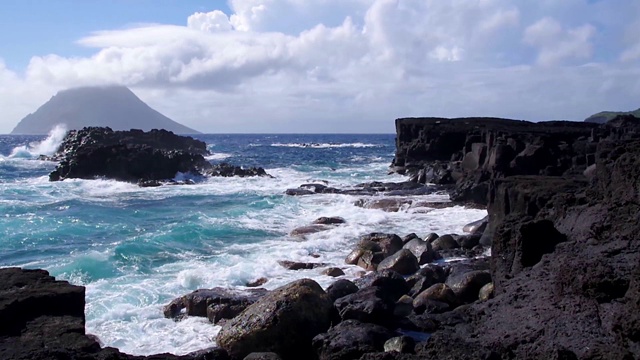 海岸，岩石的地方继续视频素材